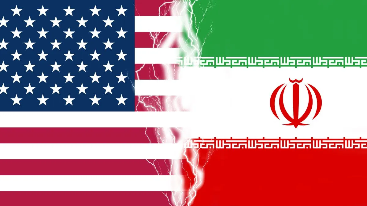 Bandeiras dos Estados Unidos e do Irã divididas ao meio com uma fissura, simbolizando o conflito