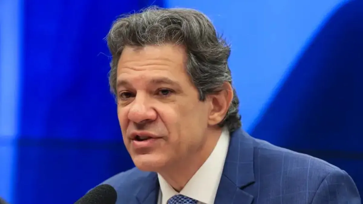Fernando Haddad falando em coletiva de imprensa, sobre fim de isenção de títulos