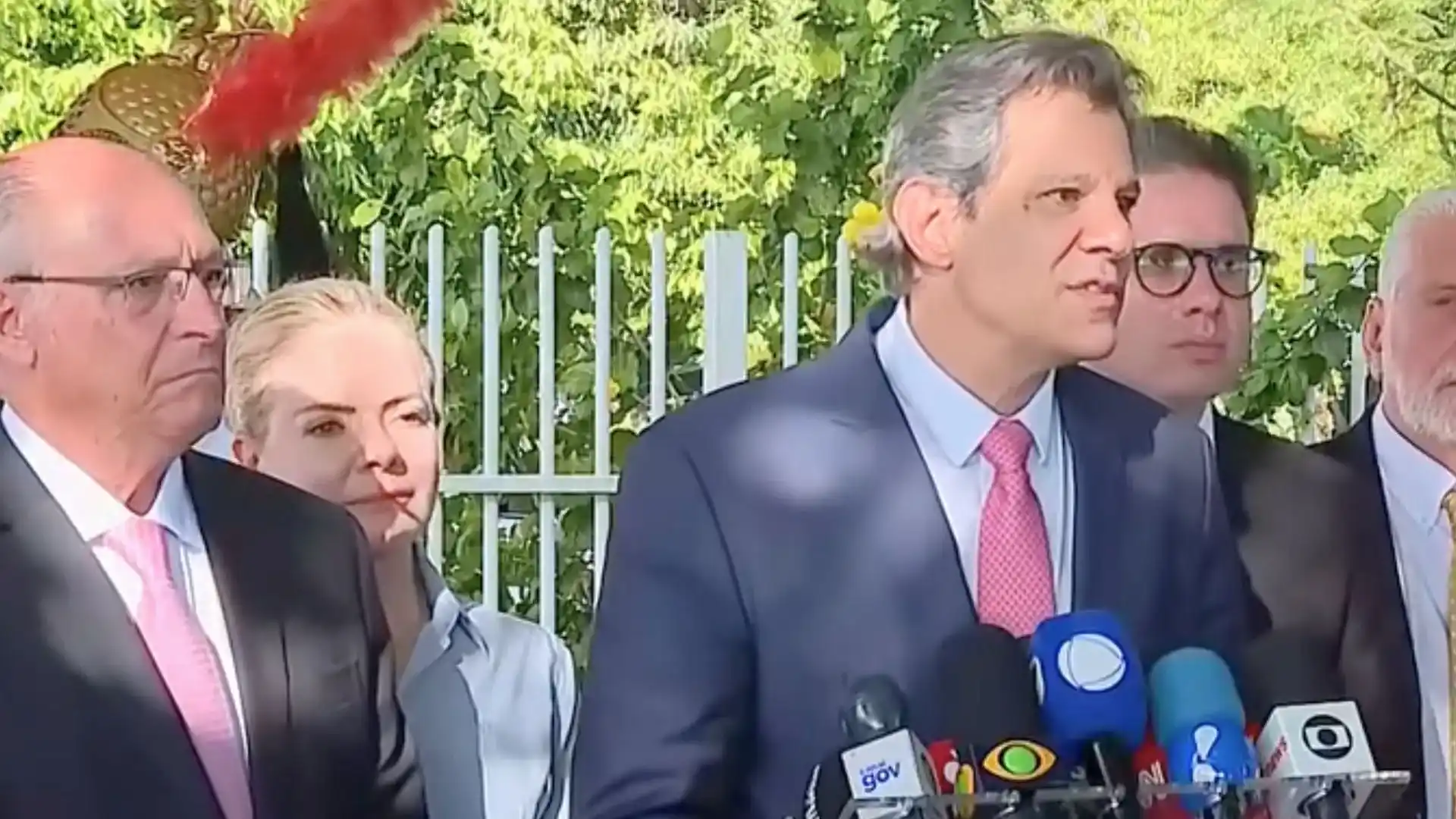 Fernando Haddad em coletiva, discutindo mudanças no IOF
