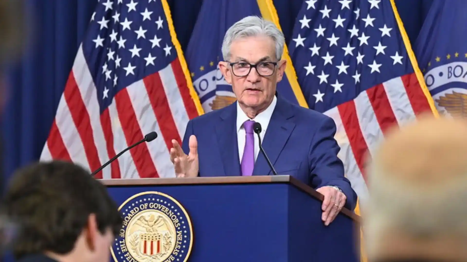 Jerome Powell discursando sobre juros nos EUA