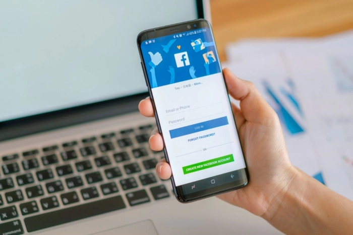 Celular mostra o Facebook, da Meta, que divulgou a superinteligência artificial