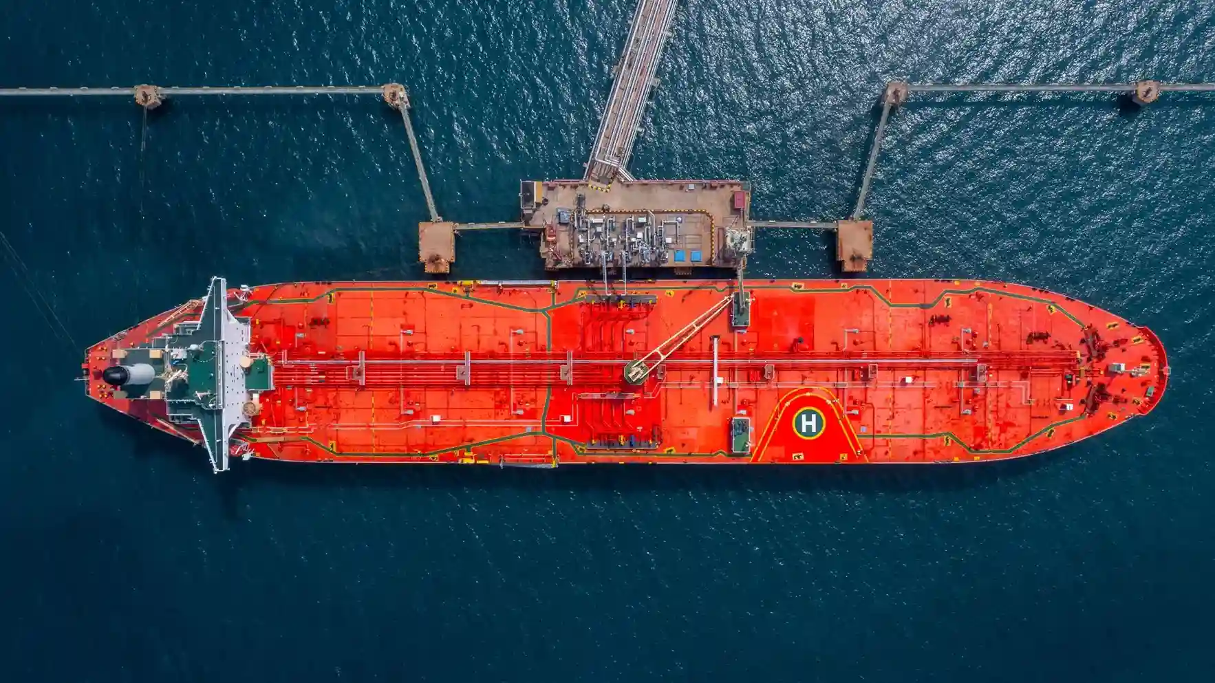Navio petroleiro, representando a revisão do petróleo para compensar o IOF