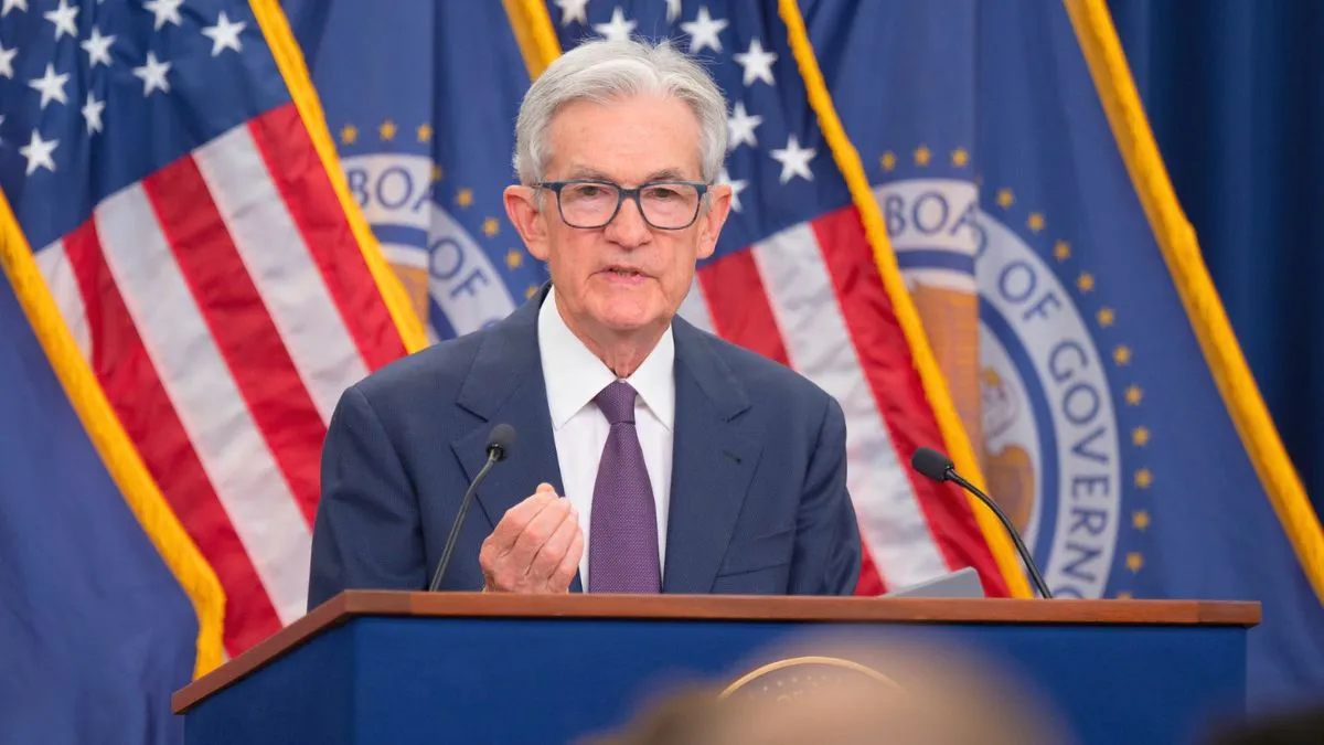 Jerome Powell em coletiva de imprensa, discutindo o corte de juros nos EUA