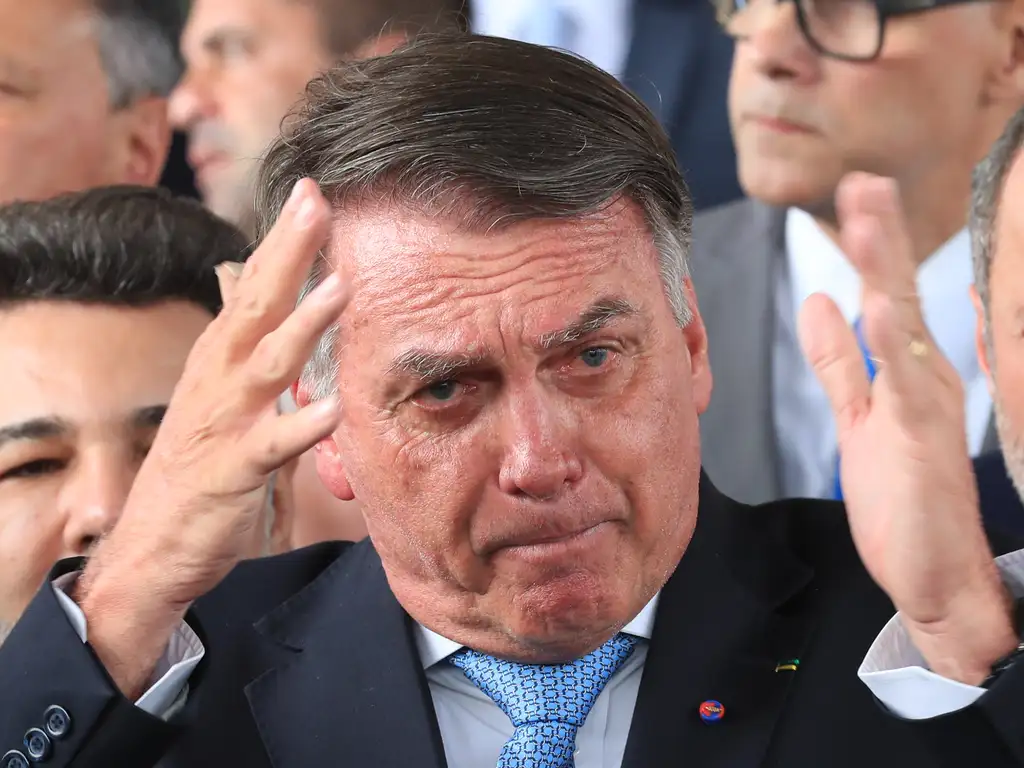 Bolsonaro acena em entrevista coletiva