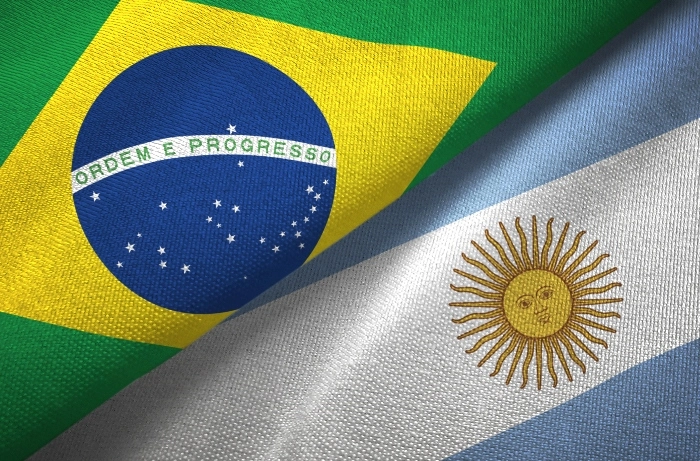 Bandeiras de Brasil e Argentina lado a lado