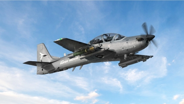 Avião Supertucano da Embraer (EMBR3) voa no céu