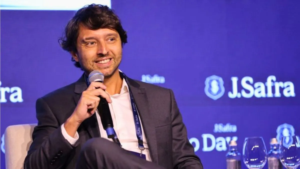 Bruno Carvalho, da Safra Asset, sorrindo e discursando em um evento, como a Money Week 2025.