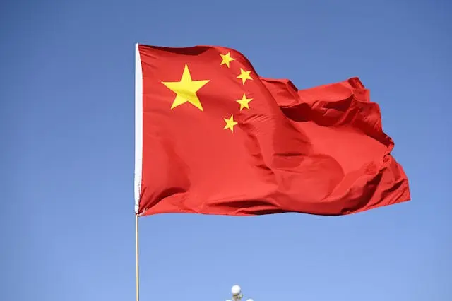 Bandeira da China tremula: como investir em ativos chineses