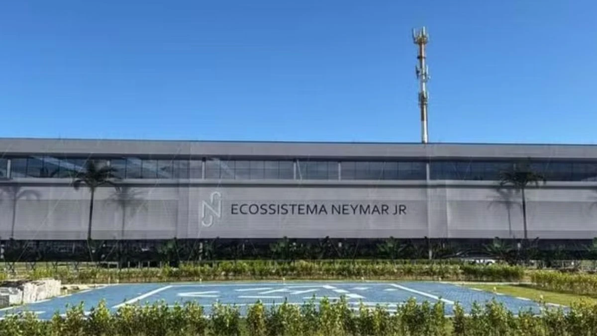 Fachada de um complexo esportivo com o nome "Ecosistema Neymar Jr."