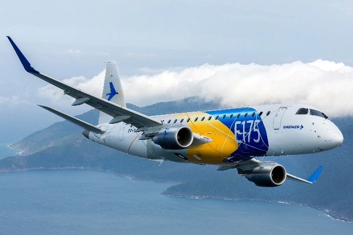 Avião da Embraer (EMBR3) voa no céu