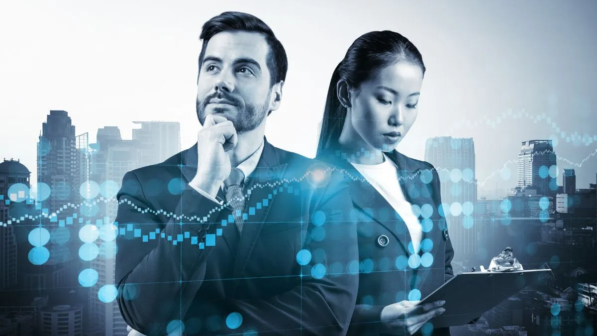 Duas pessoas de terno analisando gráficos financeiros, representando decisões de investimento no IFIX