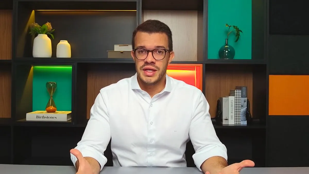 João Cabral, planejador da EQI, em estúdio, discutindo sobre erros financeiros e independência