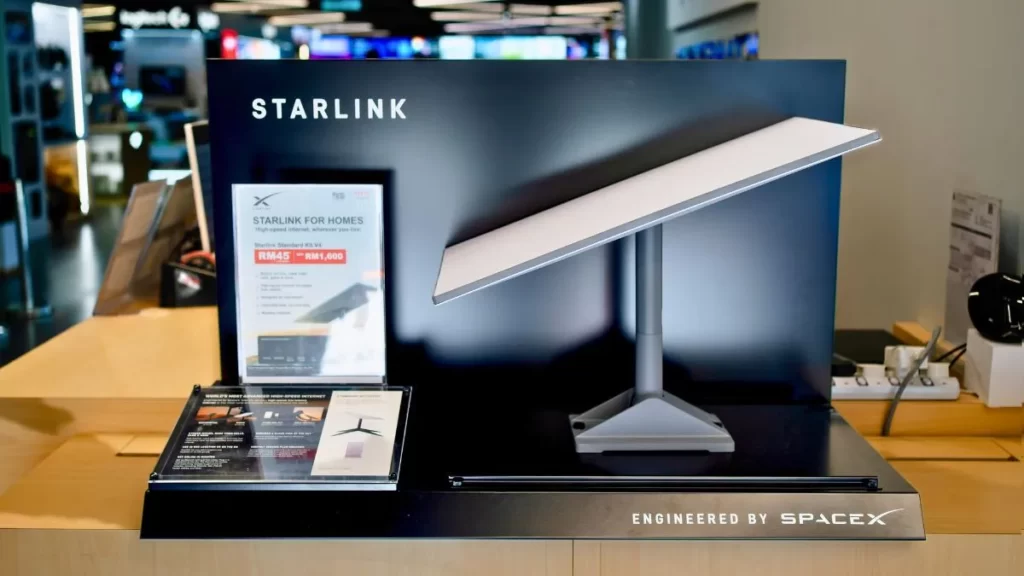 Equipamento da Starlink em exibição, simbolizando a instabilidade do serviço.