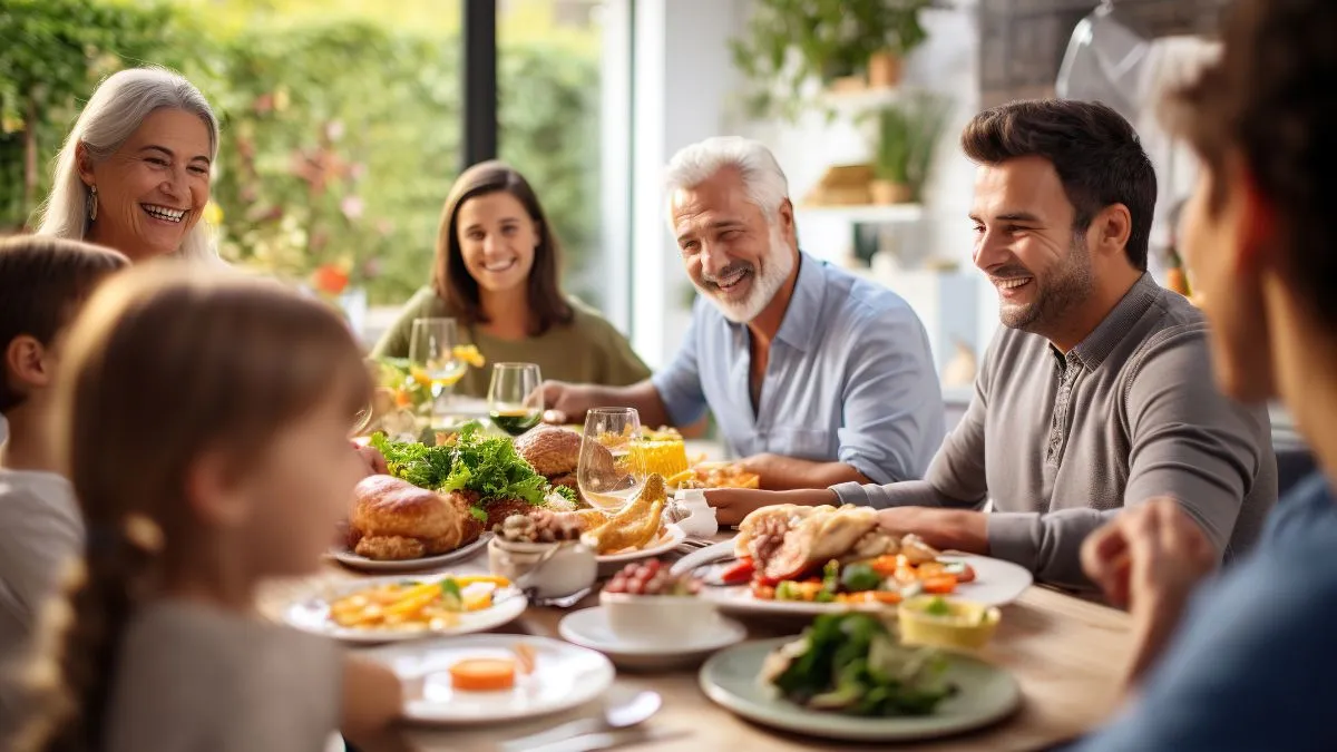 Família reunida em torno de uma mesa farta, representando sucessão patrimonial.