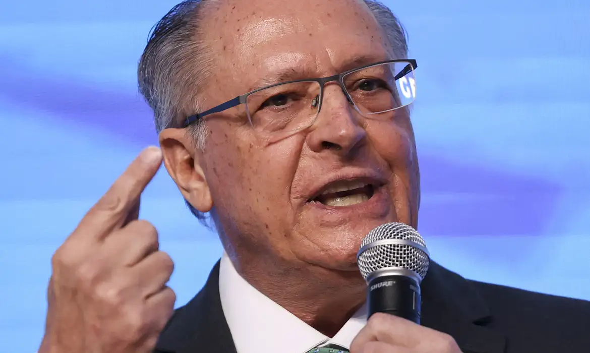Geraldo Alckmin fala ao microfone sobre tarifas sobre o Brasil