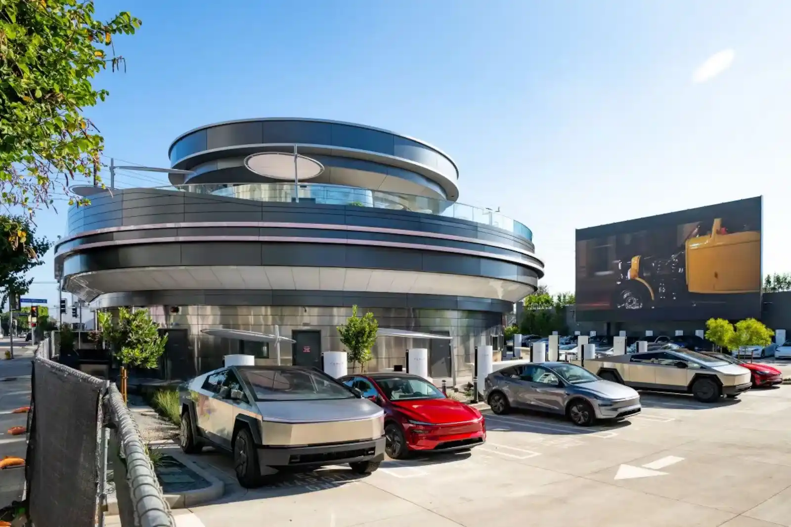 Tesla abre lanchonete