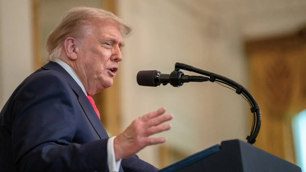 Donald Trump discursando em um púlpito, representando o anúncio de políticas tarifárias.