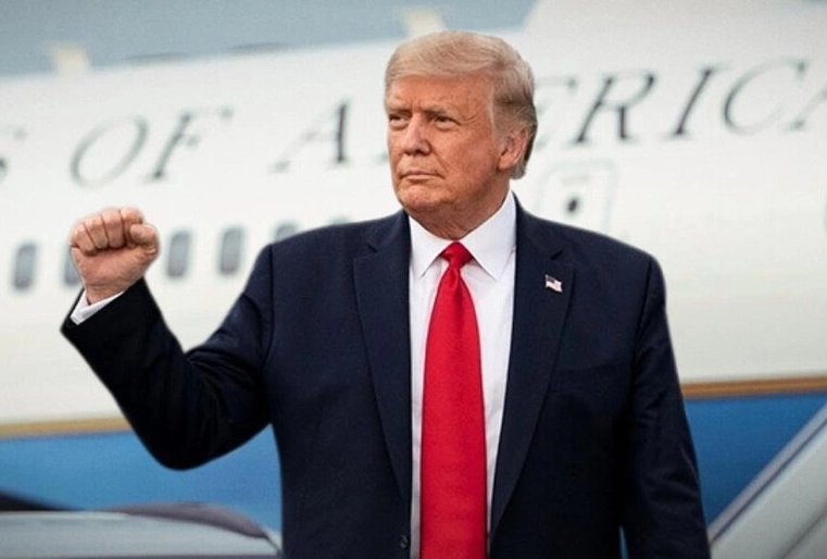 Donald Trump sai de avião após evento