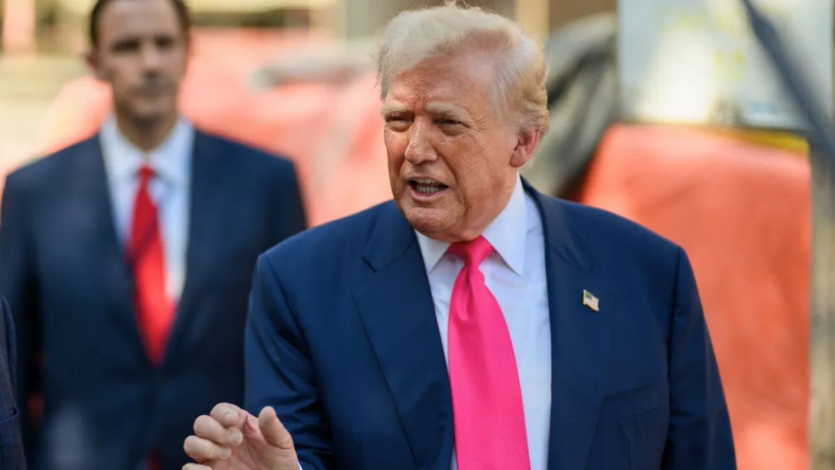 Donald Trump discursando, representando sua postura sobre a paz entre Rússia e Ucrânia e tarifas.
