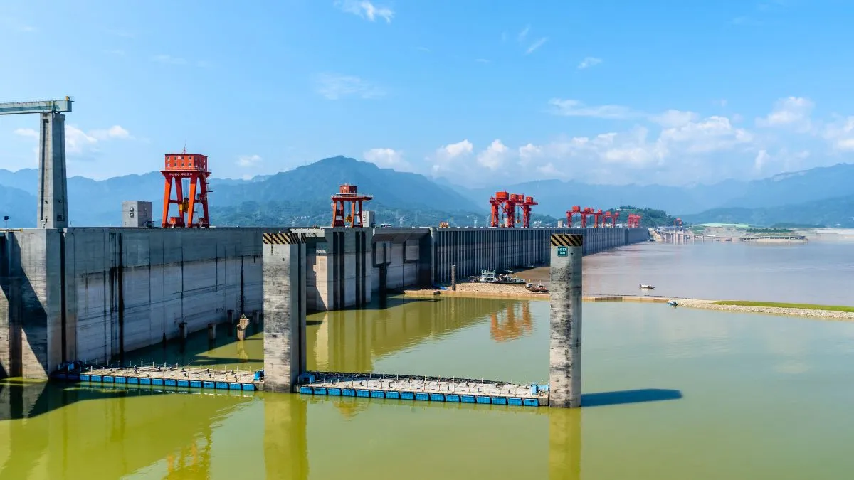 Imagem de uma grande usina hidrelétrica, representando a maior do mundo sendo construída na China.
