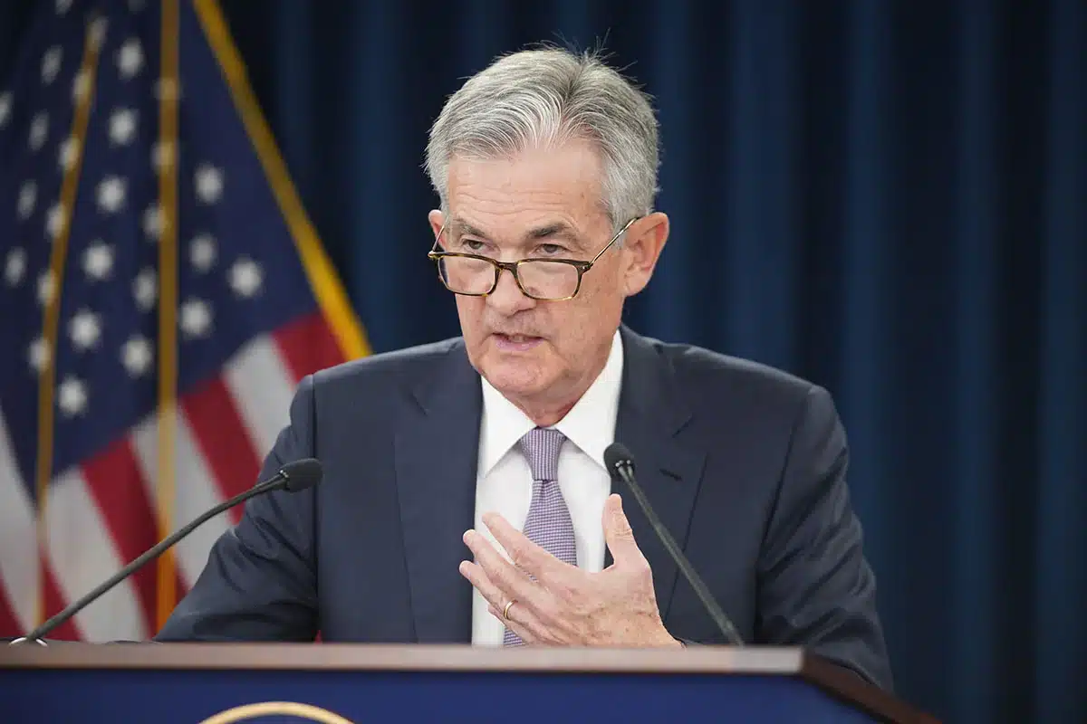 Powell sinaliza possível corte de juros, mas mantém cautela sobre inflação