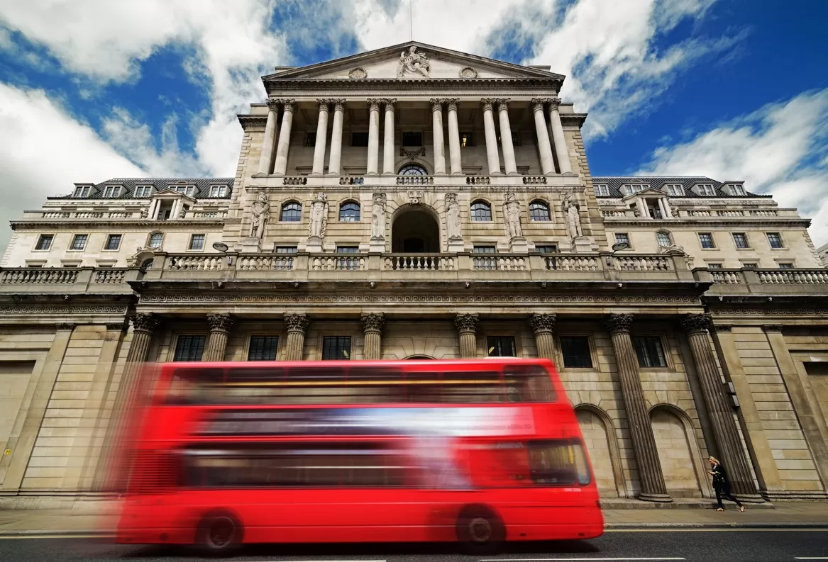 Foto do Banco da Inglaterra com ônibus à frente: decisão de juros