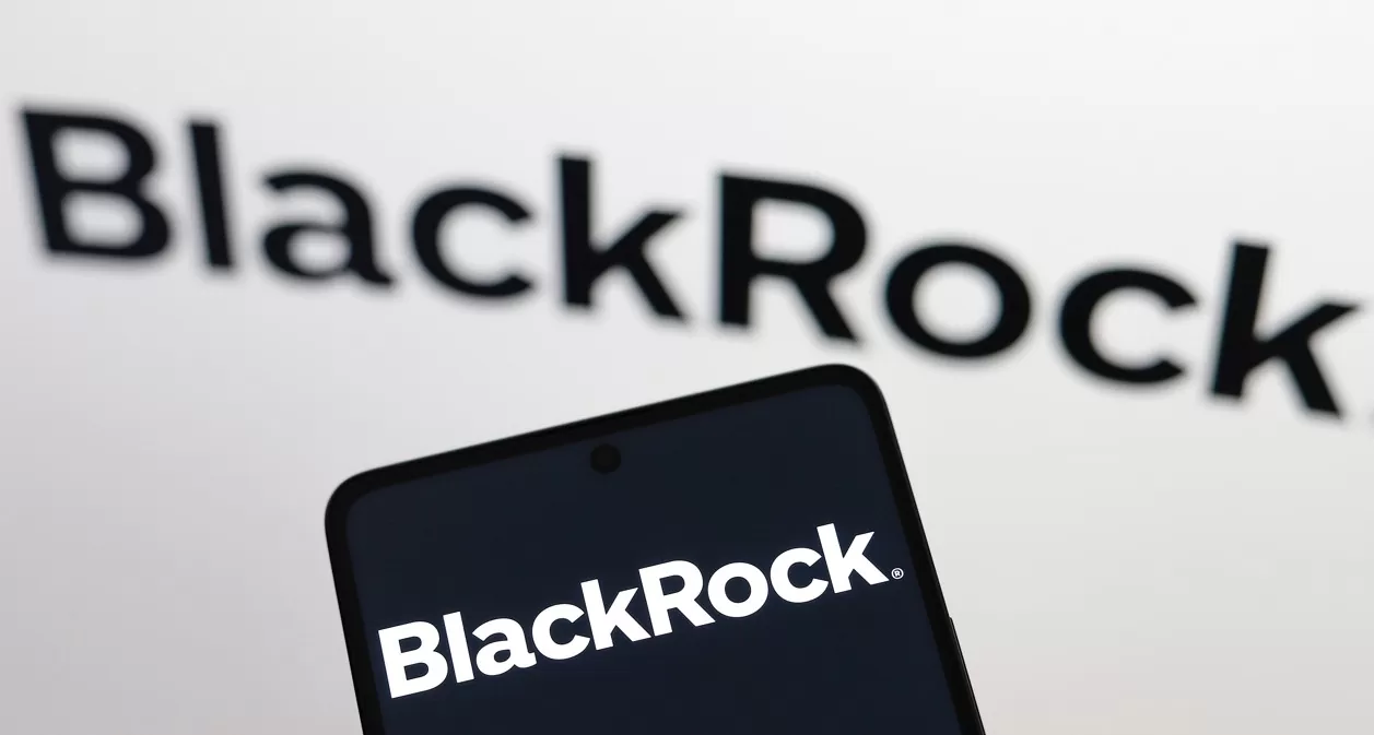 Imagem com o logo da gestora BlackRock em celular