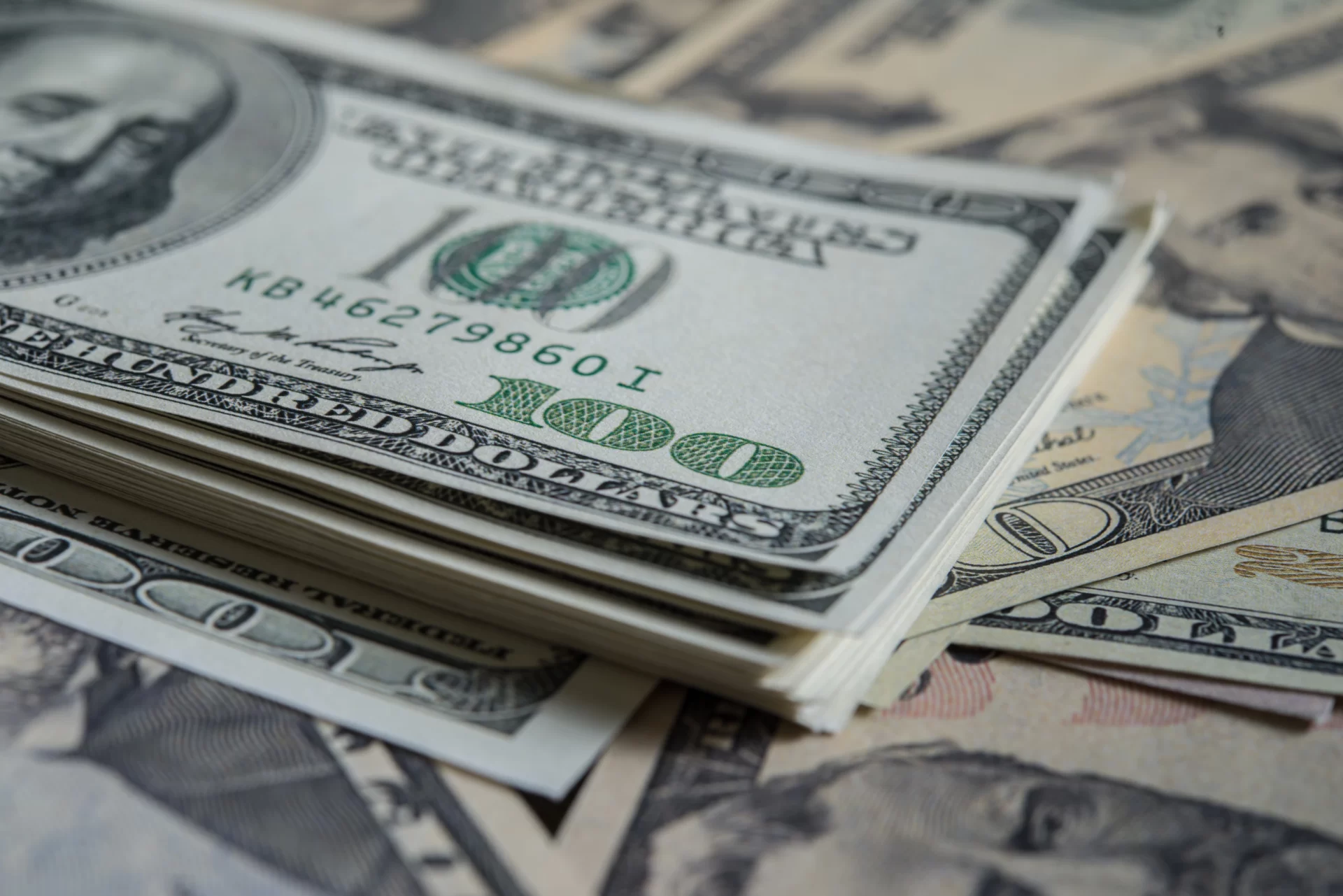 Dólar em queda: saiba por que e até quando deve continuar