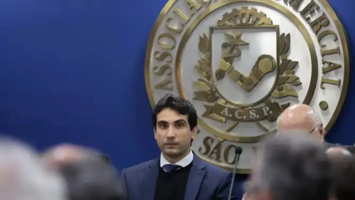 Gabriel Galípolo durante palestra.
