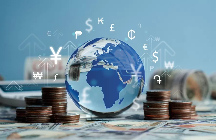 imagem globo e pilhas de moedas e notas de diversos países: investidor global