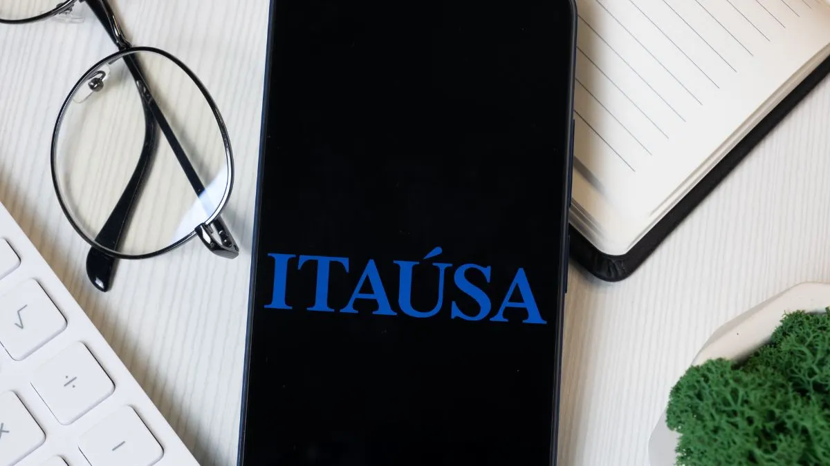 Logo do Itaúsa em uma tela de celular.