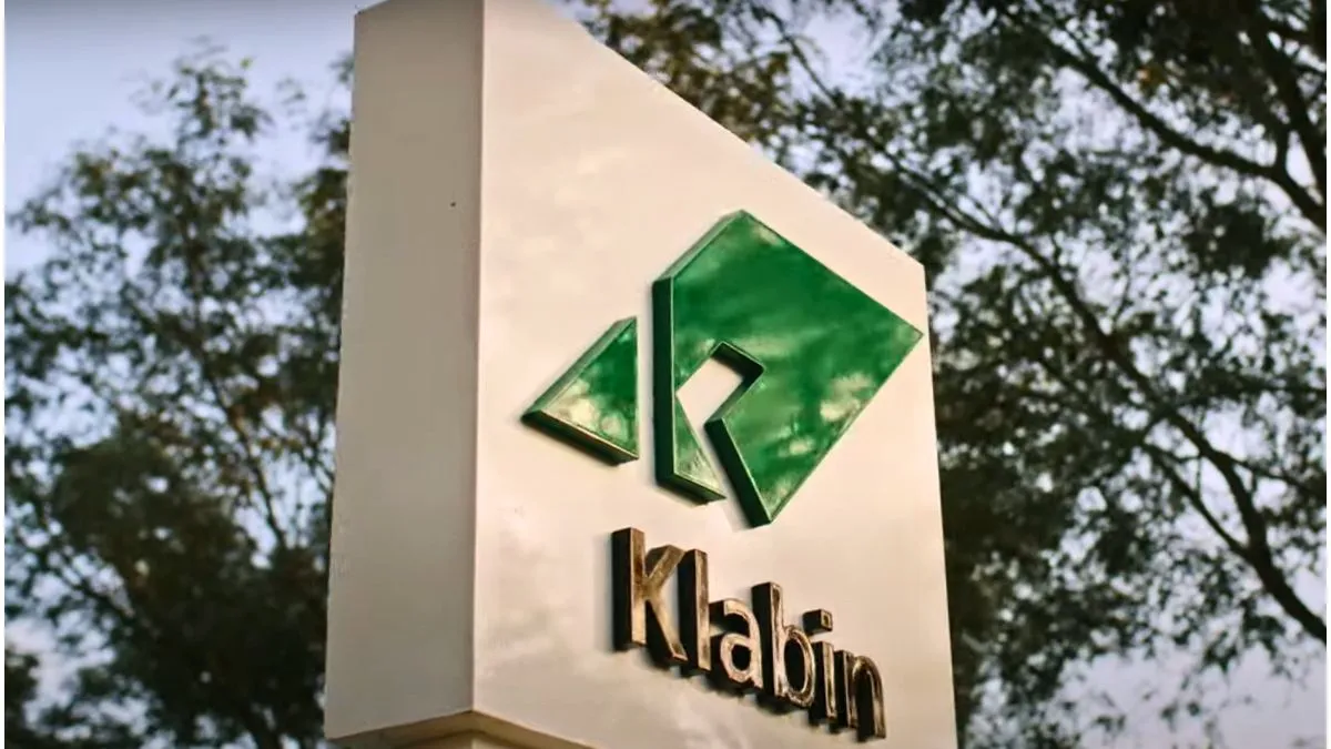 Logotipo da Klabin em uma placa.