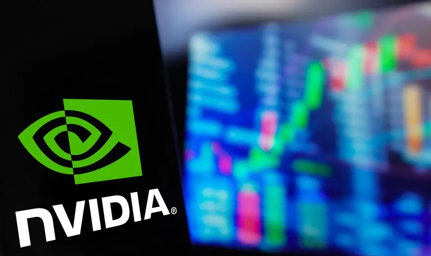 Nvidia: foto do logo da marca com gráfico de ações ao fundo