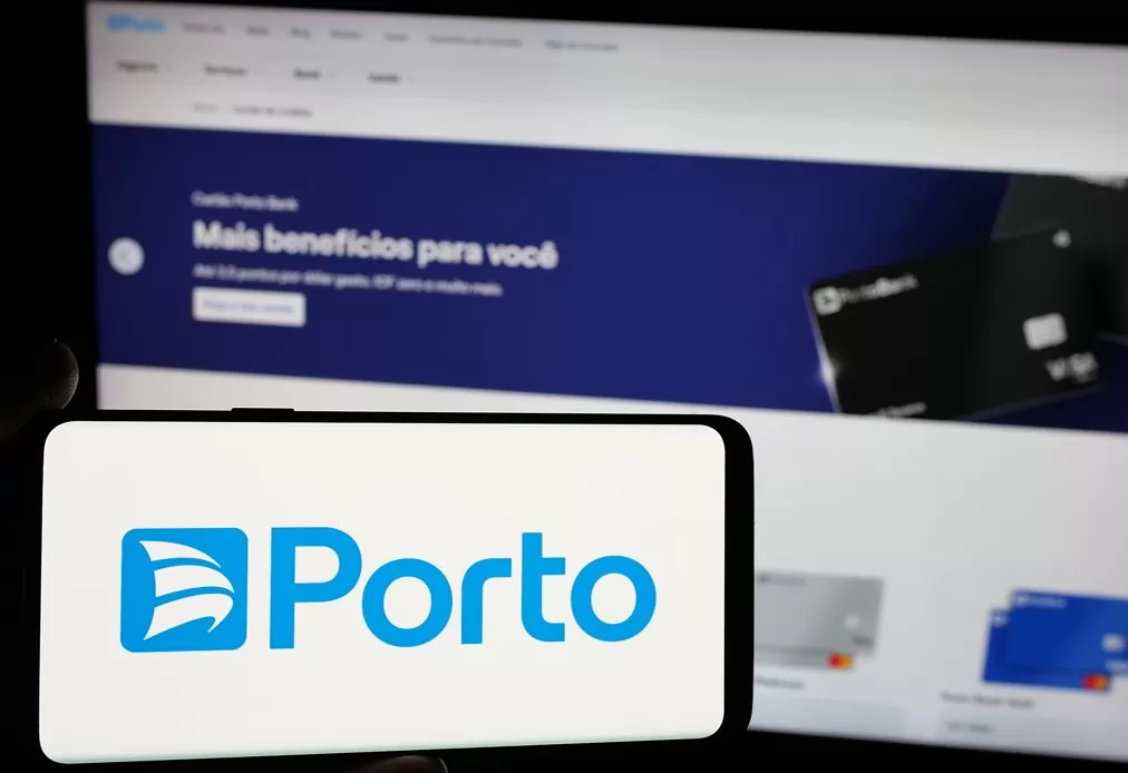 Porto: imagem de computador e celular acessando site da empresa Porto (antiga Porto Seguro)