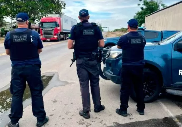 foto de agentes da receita federal: PCC controla fundos milionários