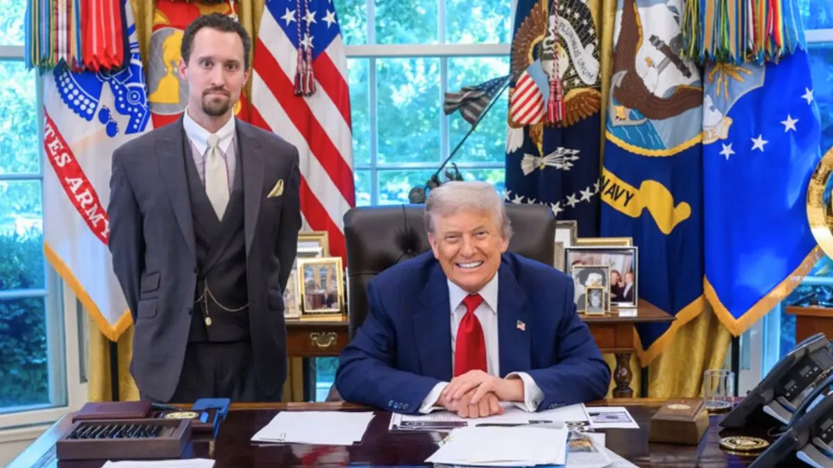 Donald Trump e um homem na Casa Branca.