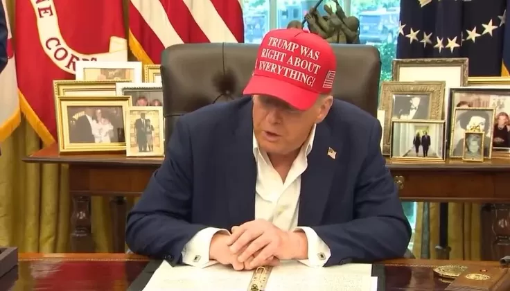 Imagem de Donald Trump com boné onde se lê Trump está certo sobre tudo