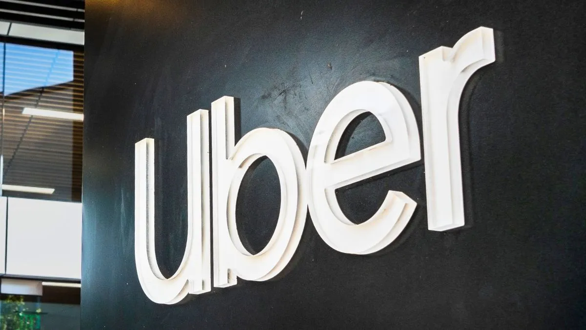 Logotipo da Uber em branco.