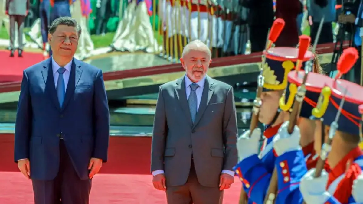 Xi Jinping e Lula lado a lado.