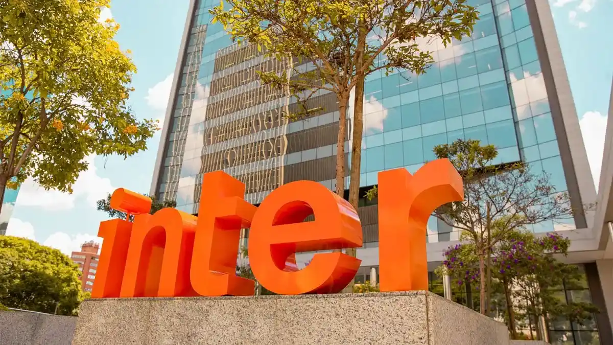 Fachada do prédio do Banco Inter com seu logotipo