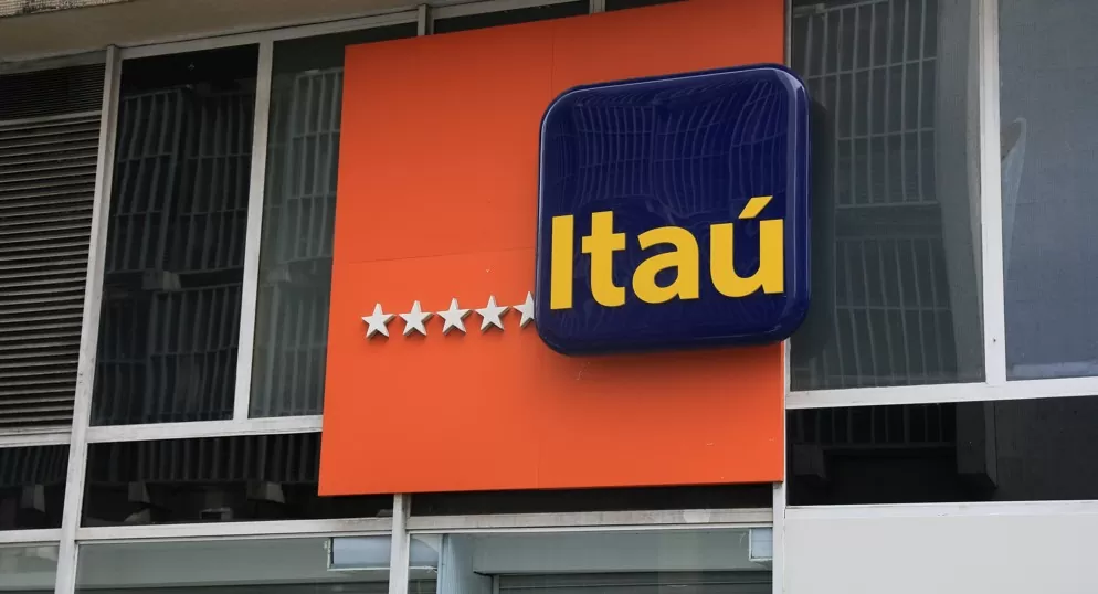 dividendos adicionais do Itaú: imagem de logo Itaú em agência bancária