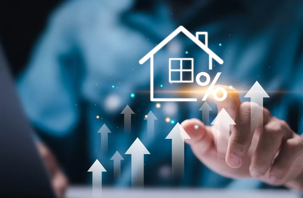 FIIs recomendados: imagem de pessoa analisando gráficos e desenho de uma casa