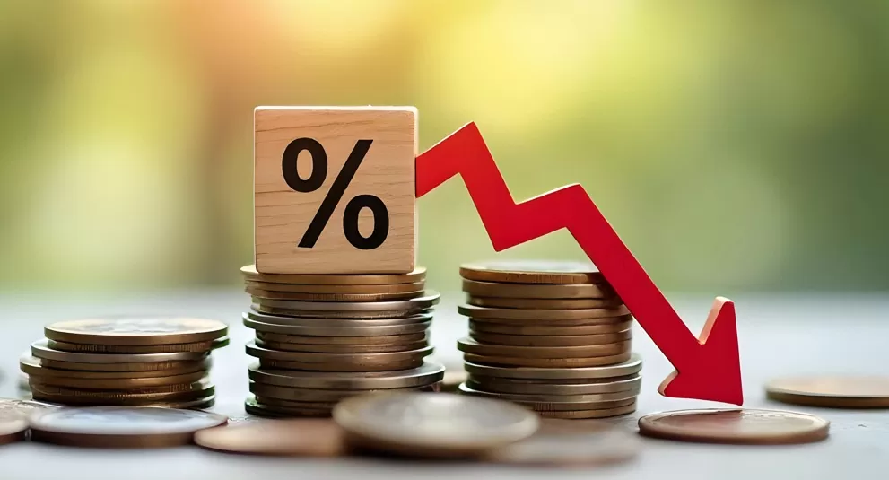 fim da Selic a 15%: imagem de pilhas de moedas, símbolo de porcentagem e uma seta para baixo