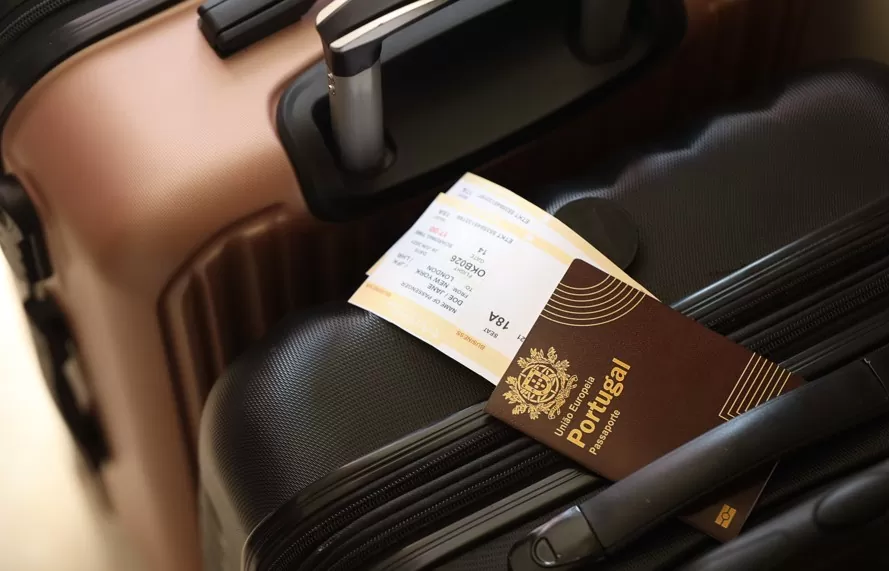 fundo elegível a Golden Visa Portugal: imagem de mala e passaporte de Portugal