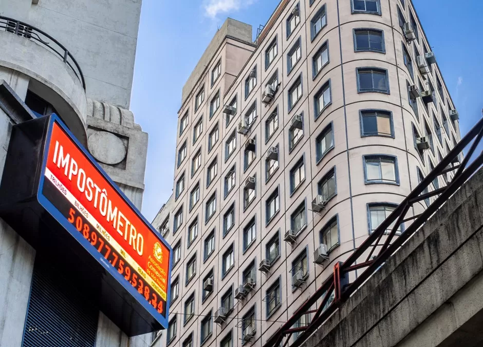 Imagem do impostômetro em São Paulo: tributação dos investimentos e isenções vão mudar. LCI e LCA podem perder isenção