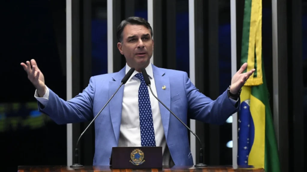 À tribuna, em discurso, senador Flávio Bolsonaro (PL-RJ)