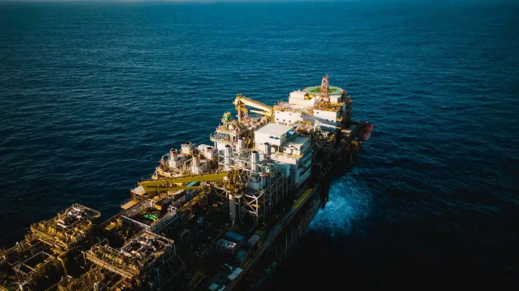Vista aérea do FPSO de Albacora Leste, da PRIO, operando em alto-mar (offshore).