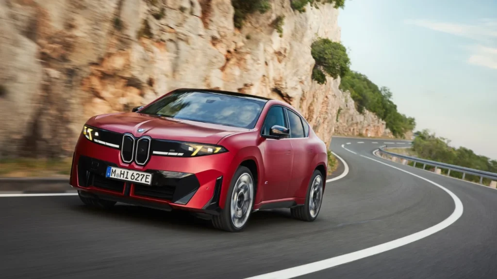 Frente do novo BMW iX4 - Divulgação BMW