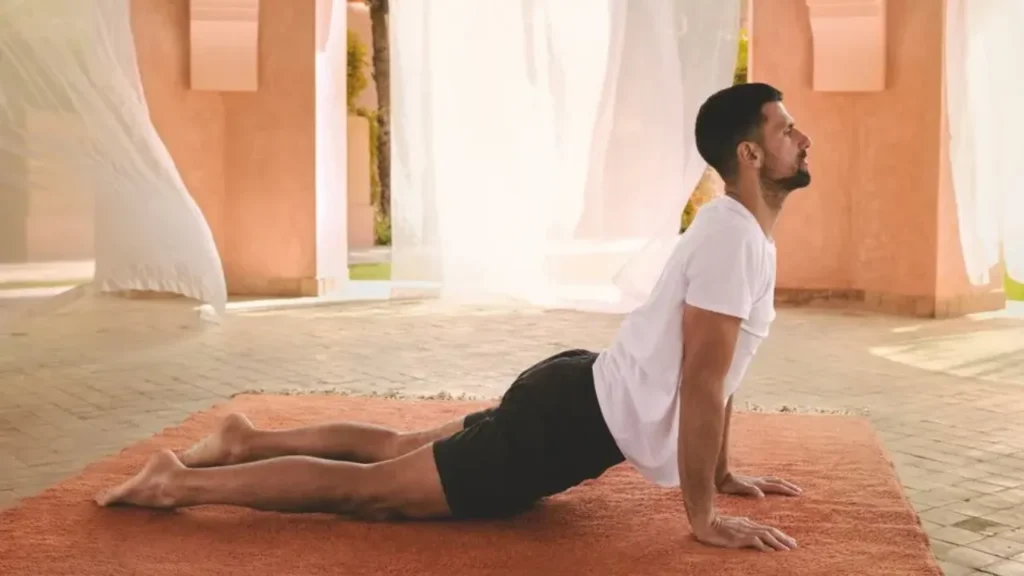 Novak Djokovic durante sessão de ioga