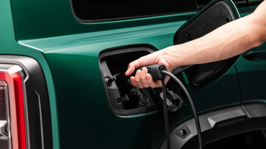 A bateria de 27,5 kWh aceita recarga rápida de até 41 kW em corrente contínua (Divulgação/GWM)